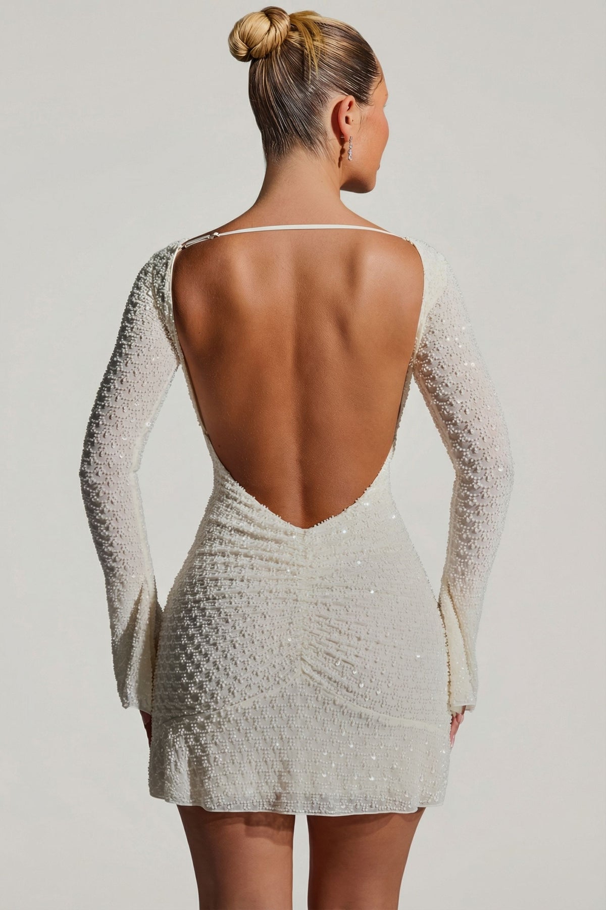 ⁣⁢Verziertes rückenfreies A-Linien-Minikleid in Weiß⁤⁣
