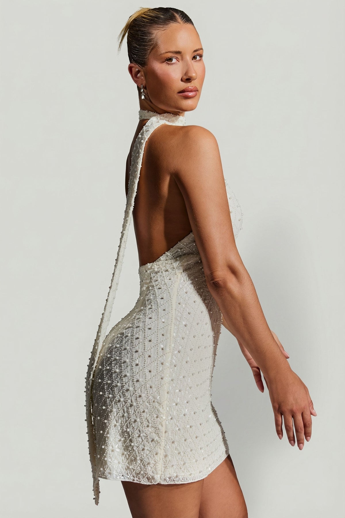 ⁣⁢Verziertes Neckholder-Minikleid mit Schal-Detail in Weiß⁤⁣