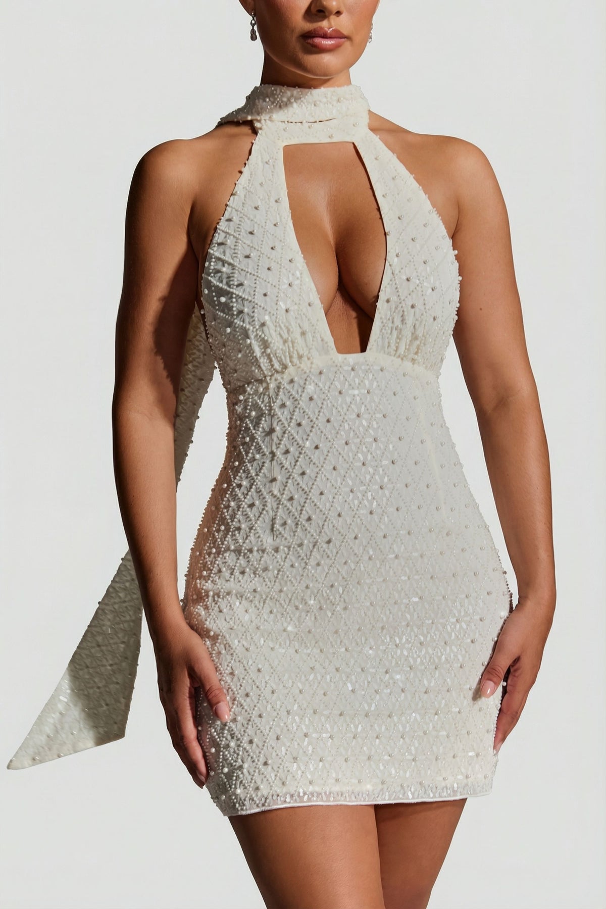 ⁣⁢Verziertes Neckholder-Minikleid mit Schal-Detail in Weiß⁤⁣
