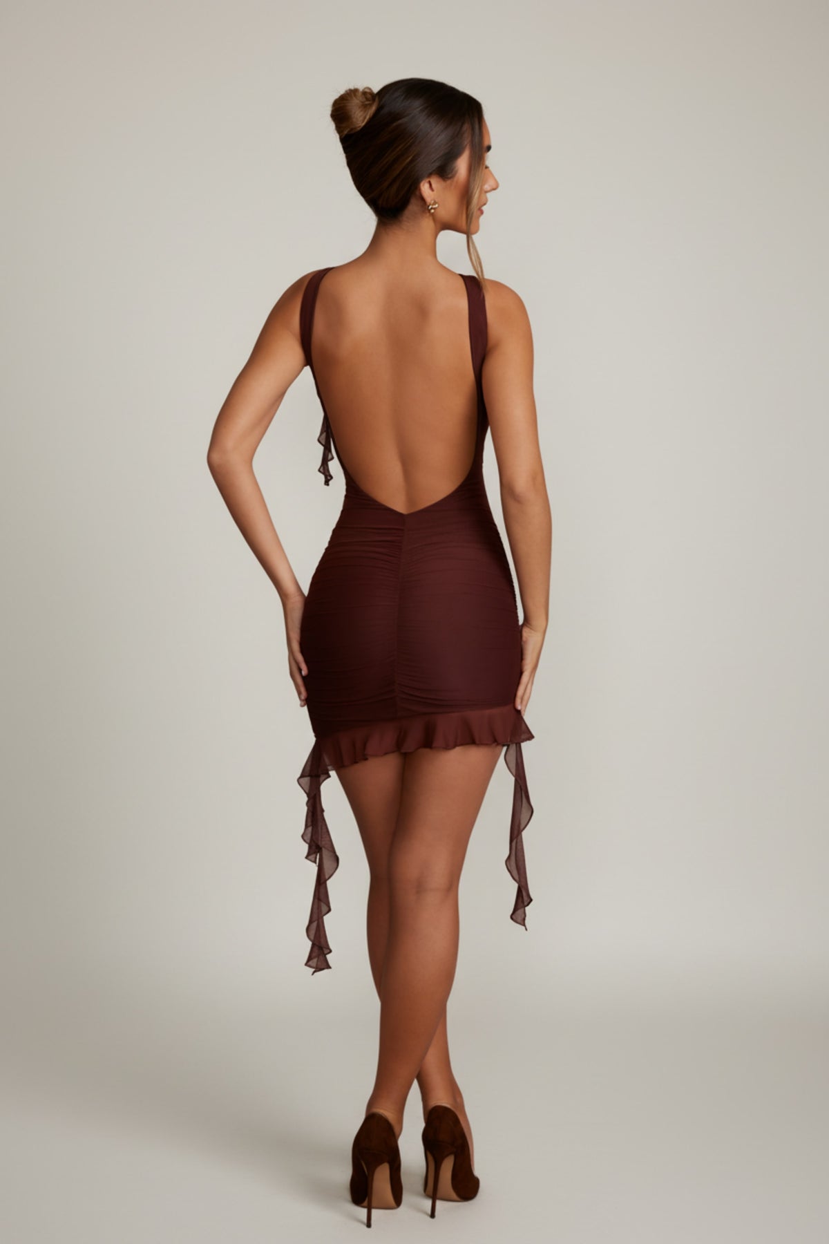 ⁣⁢Rückenfreies Minikleid mit Rüschendetails in Braun⁤⁣