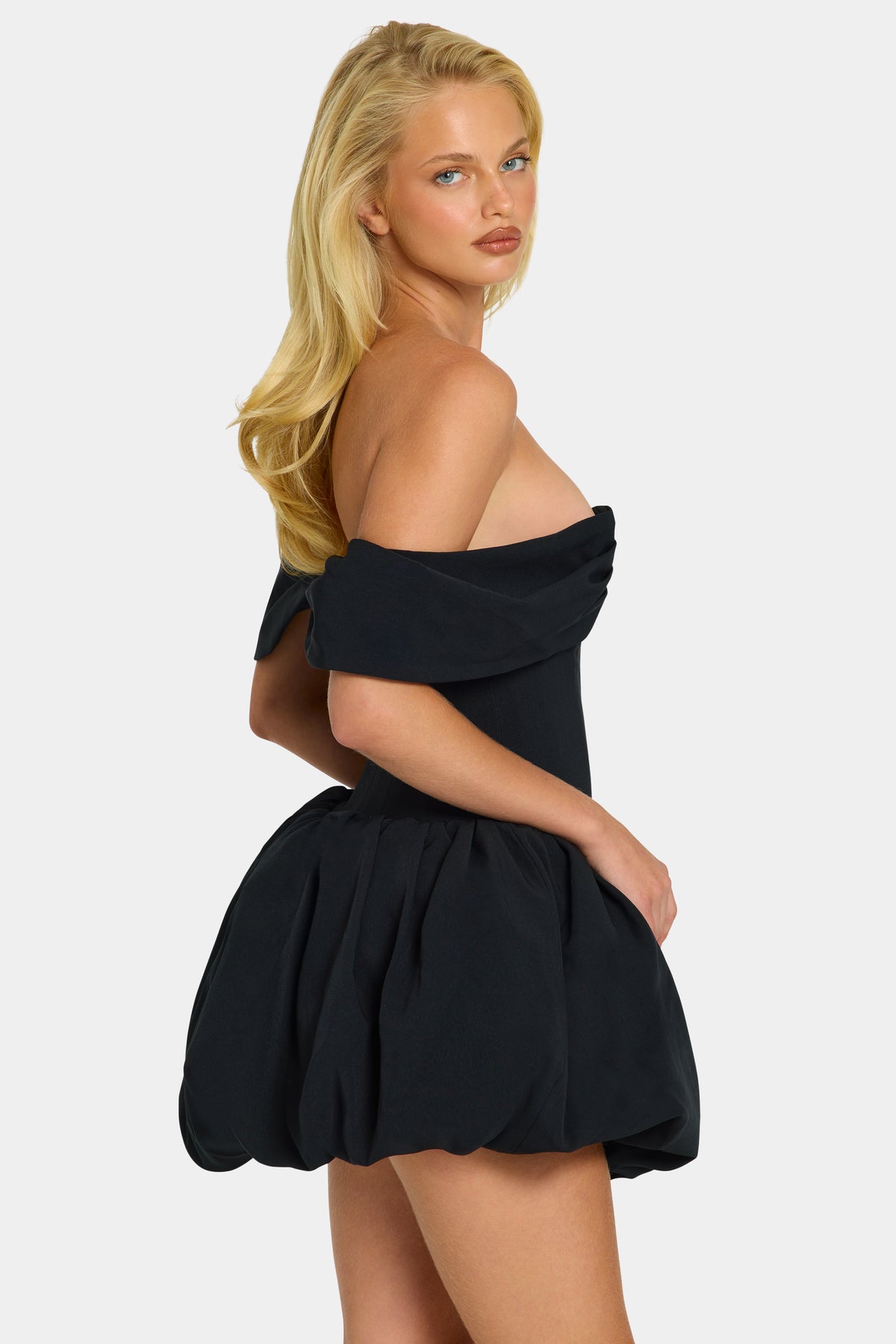 ⁣⁢Mehrlagiges Off-Shoulder-Korsett-Minikleid mit Ballonsaum in Schwarz⁤⁣