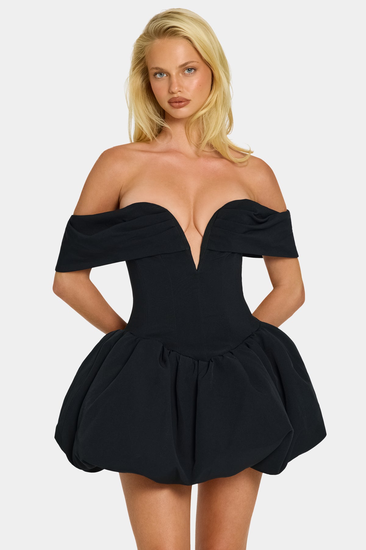 ⁣⁢Mehrlagiges Off-Shoulder-Korsett-Minikleid mit Ballonsaum in Schwarz⁤⁣