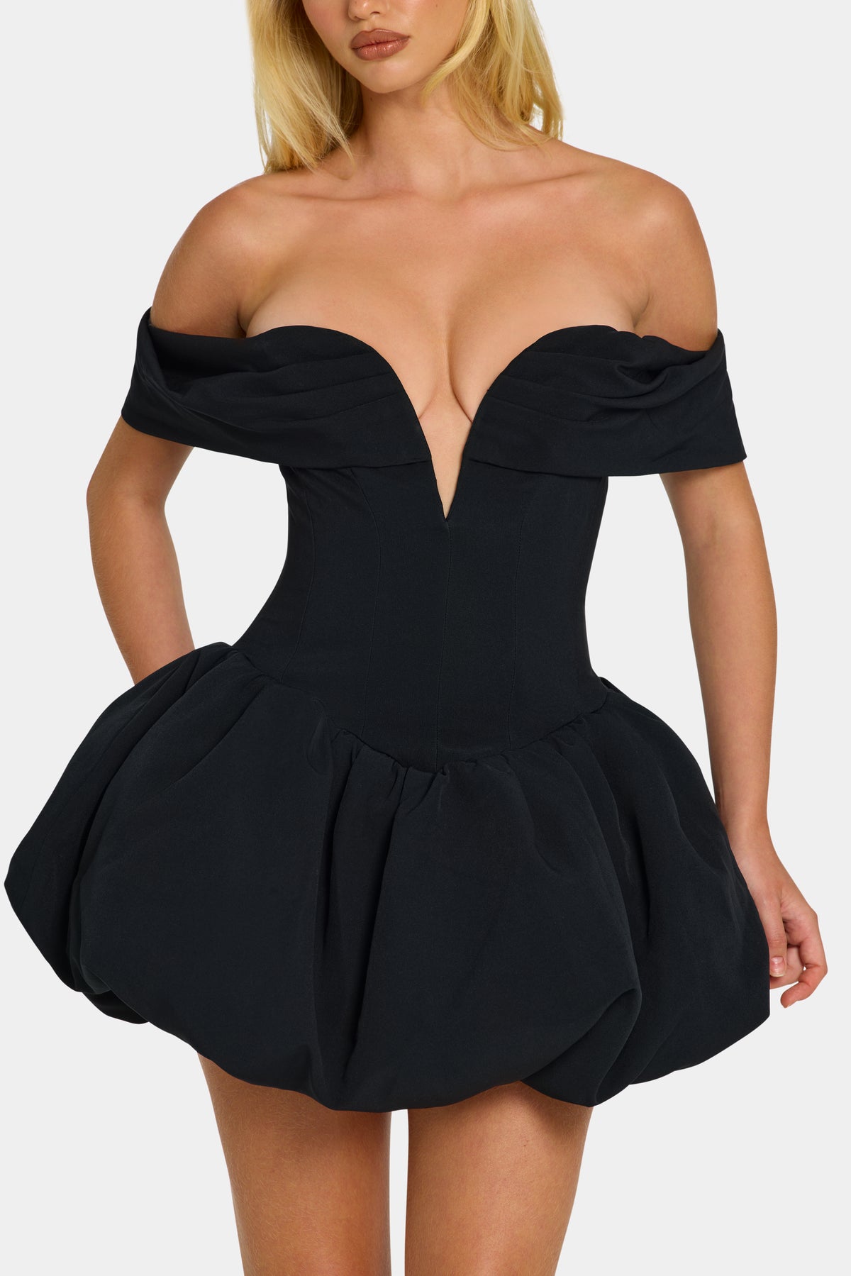 ⁣⁢Mehrlagiges Off-Shoulder-Korsett-Minikleid mit Ballonsaum in Schwarz⁤⁣