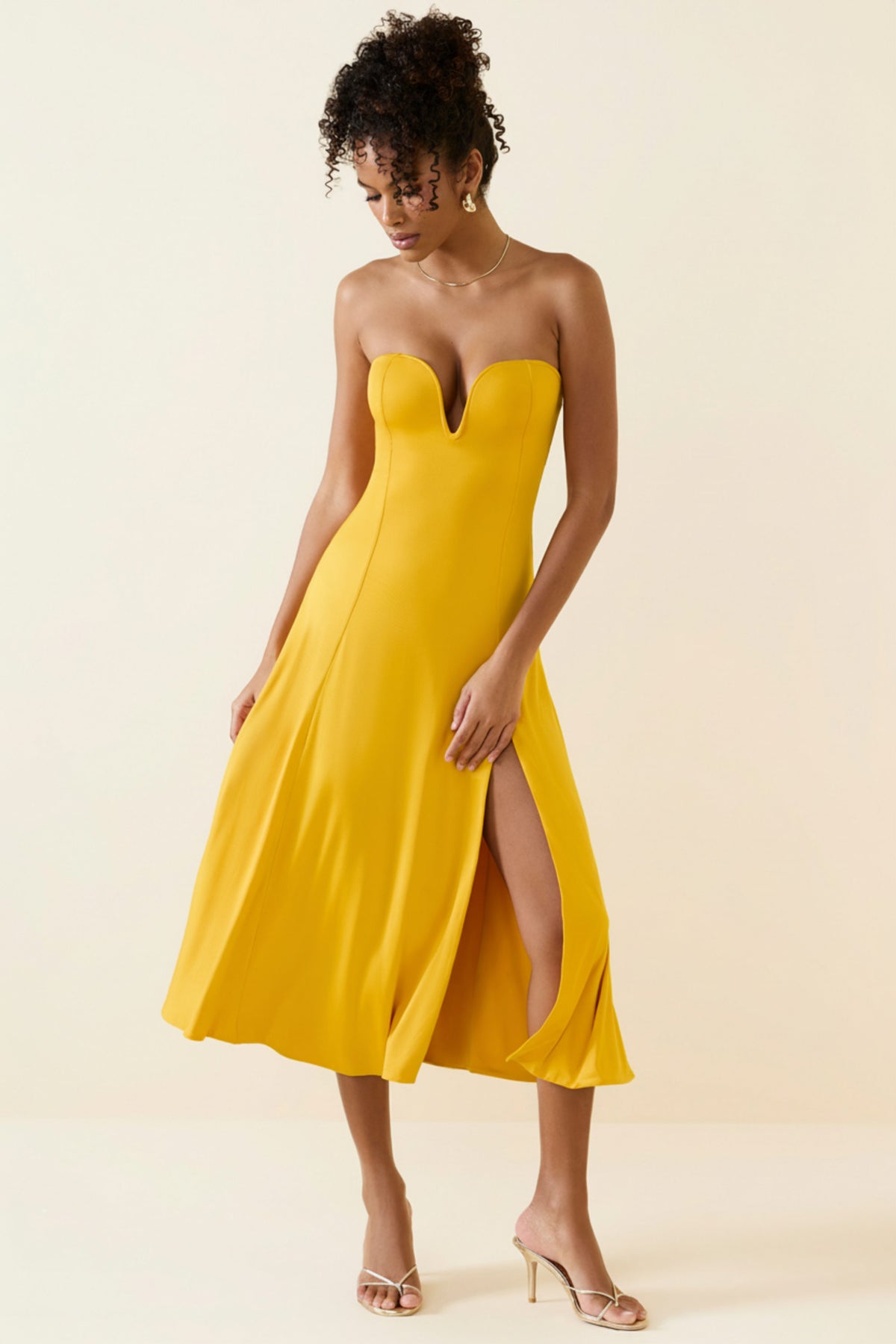 ⁣⁢Trägerloses A-Linien-Midaxikleid aus Slinky-Jersey in Goldgelb⁤⁣