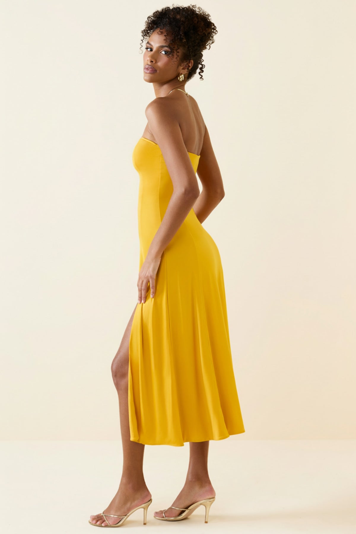 ⁣⁢Trägerloses A-Linien-Midaxikleid aus Slinky-Jersey in Goldgelb⁤⁣