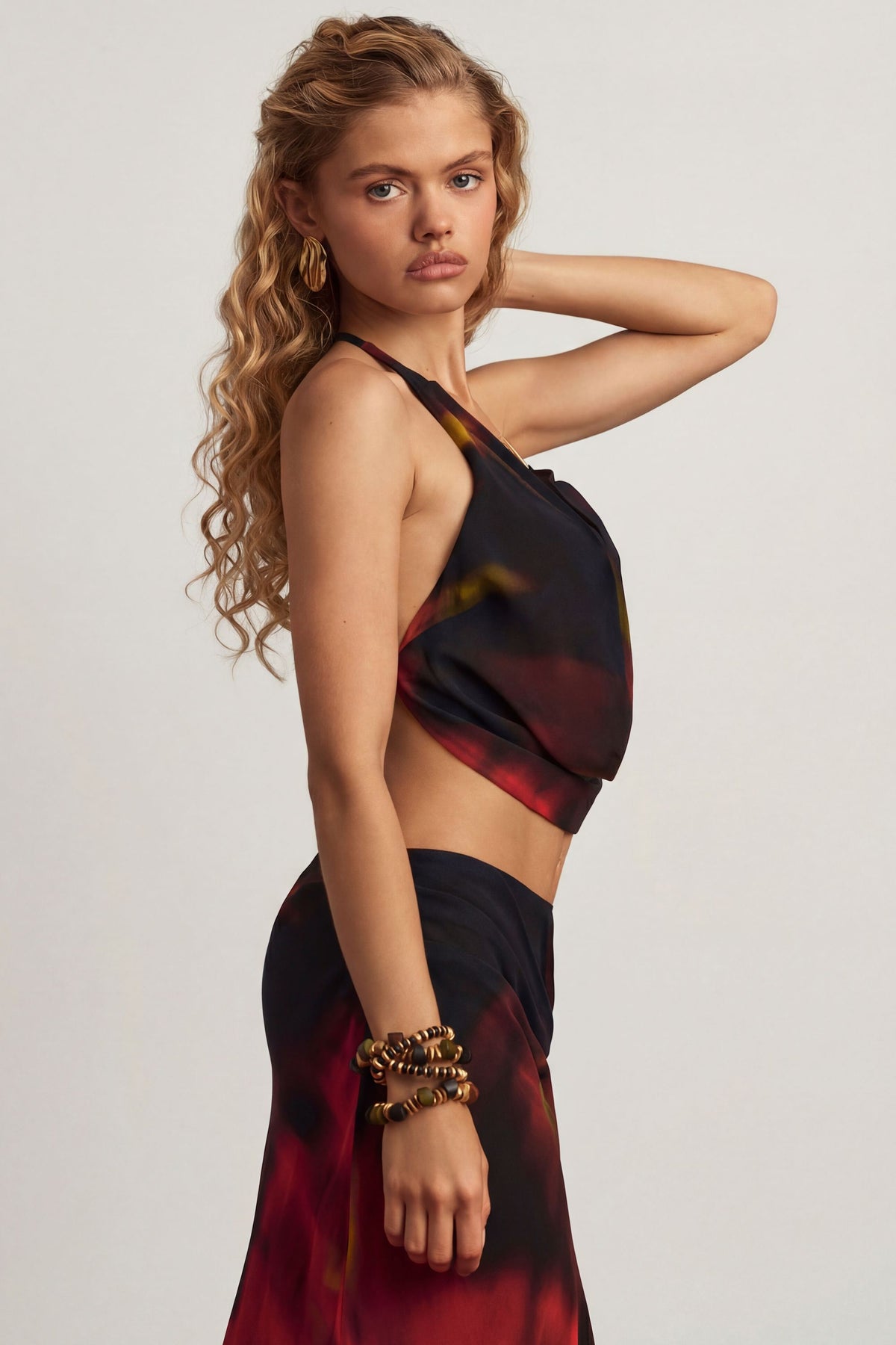 ⁣⁢Neckholder-Crop-Top mit Wasserfallausschnitt im roten Verlaufsmuster⁤⁣