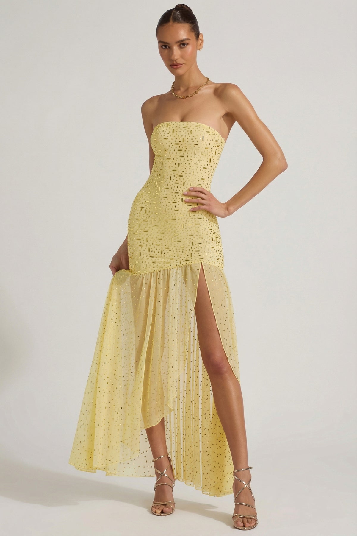 ⁣⁢Halbtransparentes verziertes Maxikleid mit asymmetrischem Schnitt in Gelb⁤⁣