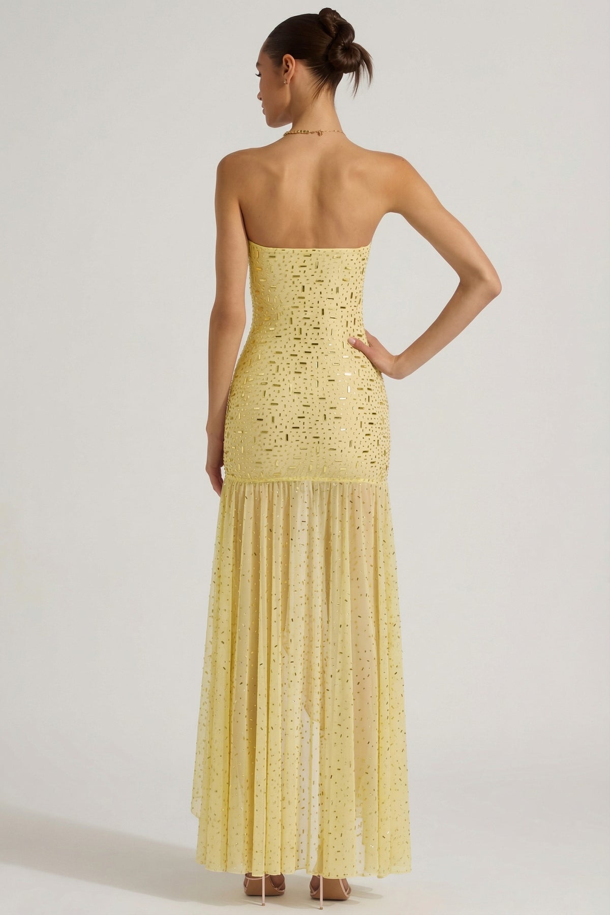 ⁣⁢Halbtransparentes verziertes Maxikleid mit asymmetrischem Schnitt in Gelb⁤⁣