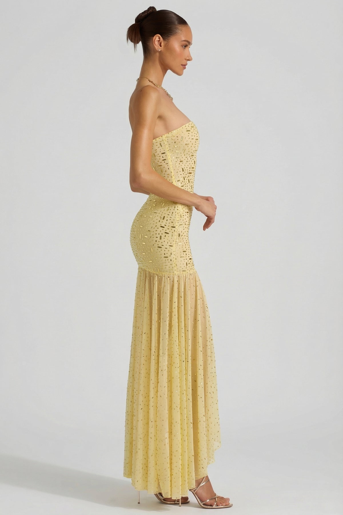 ⁣⁢Halbtransparentes verziertes Maxikleid mit asymmetrischem Schnitt in Gelb⁤⁣