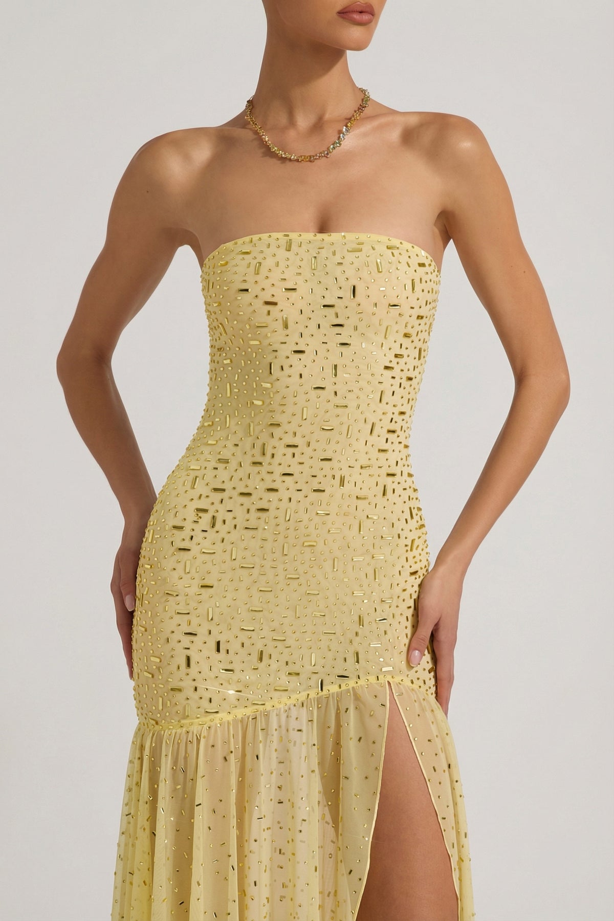 ⁣⁢Halbtransparentes verziertes Maxikleid mit asymmetrischem Schnitt in Gelb⁤⁣