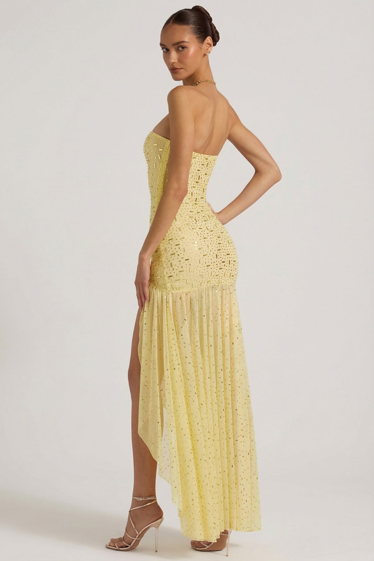 ⁣⁢Halbtransparentes verziertes Maxikleid mit asymmetrischem Schnitt in Gelb⁤⁣
