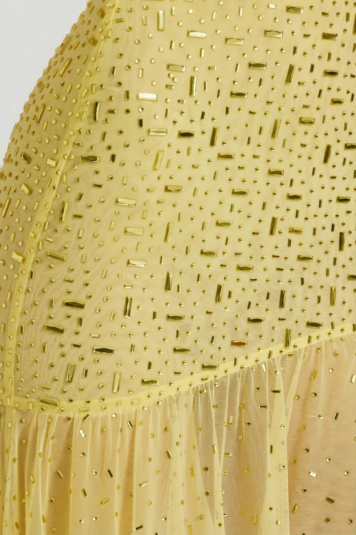 ⁣⁢Halbtransparentes verziertes Maxikleid mit asymmetrischem Schnitt in Gelb⁤⁣