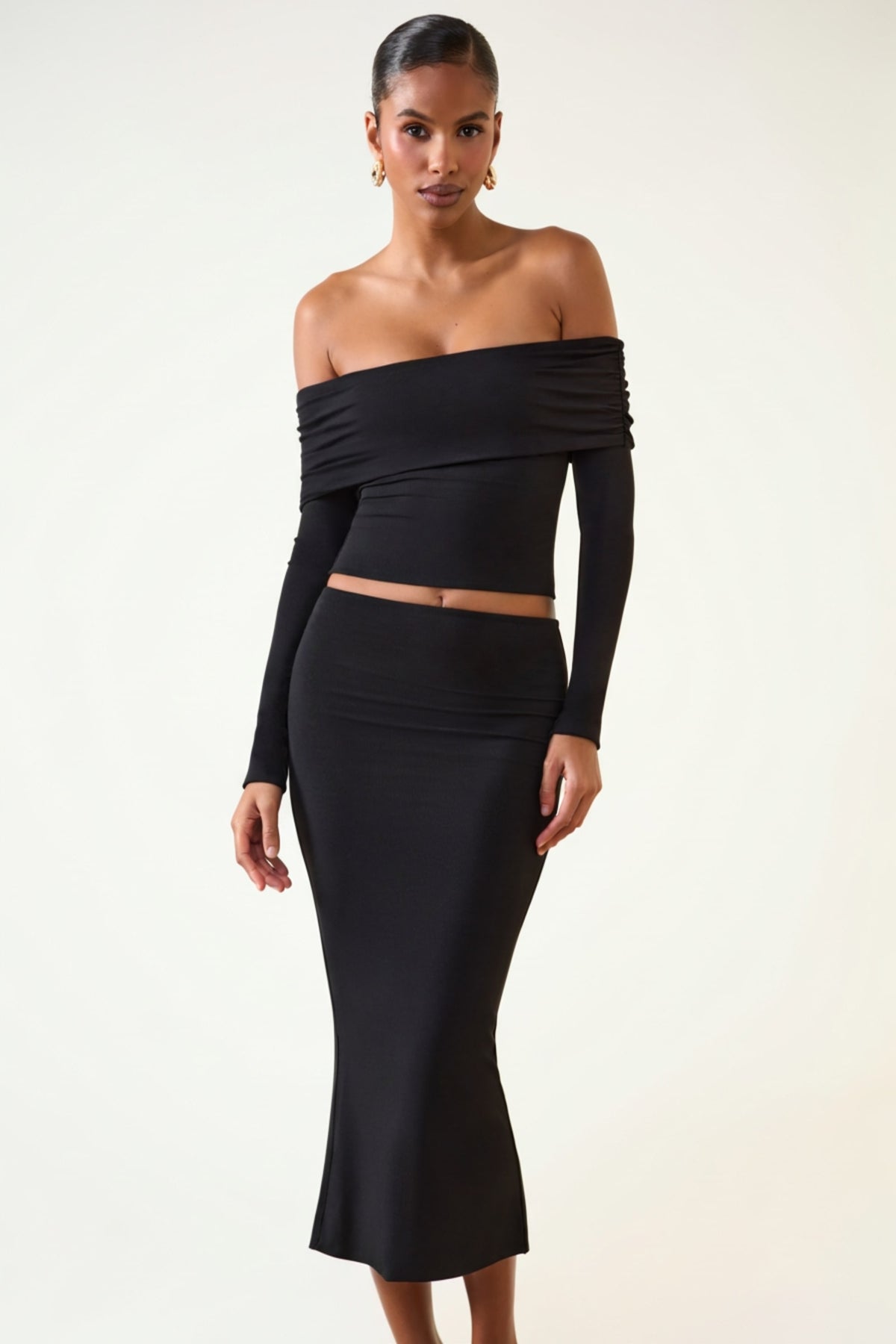 ⁣⁢Modal-Top mit Carmen-Ausschnitt und langen Ärmeln in Schwarz⁤⁣