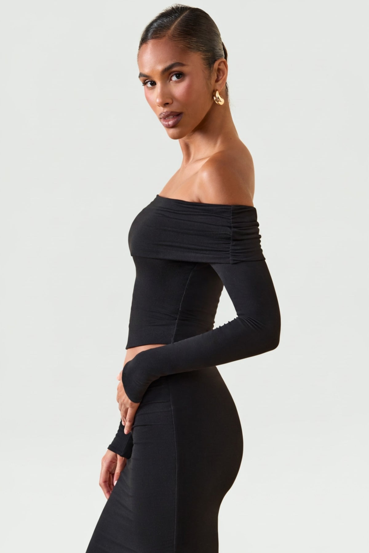 ⁣⁢Modal-Top mit Carmen-Ausschnitt und langen Ärmeln in Schwarz⁤⁣