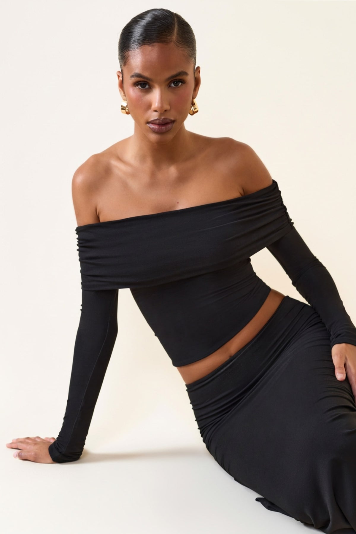 ⁣⁢Modal-Top mit Carmen-Ausschnitt und langen Ärmeln in Schwarz⁤⁣