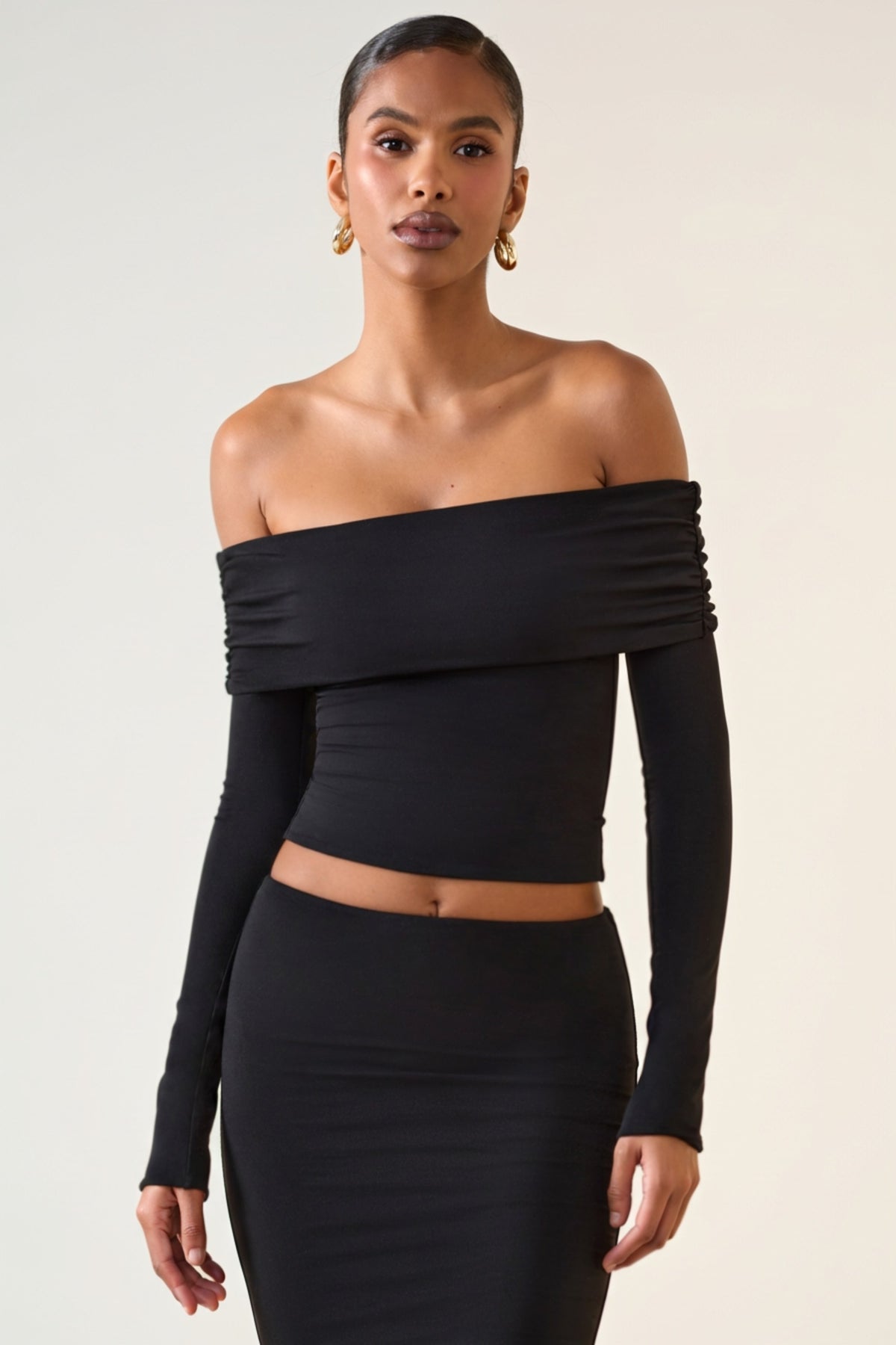 ⁣⁢Modal-Top mit Carmen-Ausschnitt und langen Ärmeln in Schwarz⁤⁣