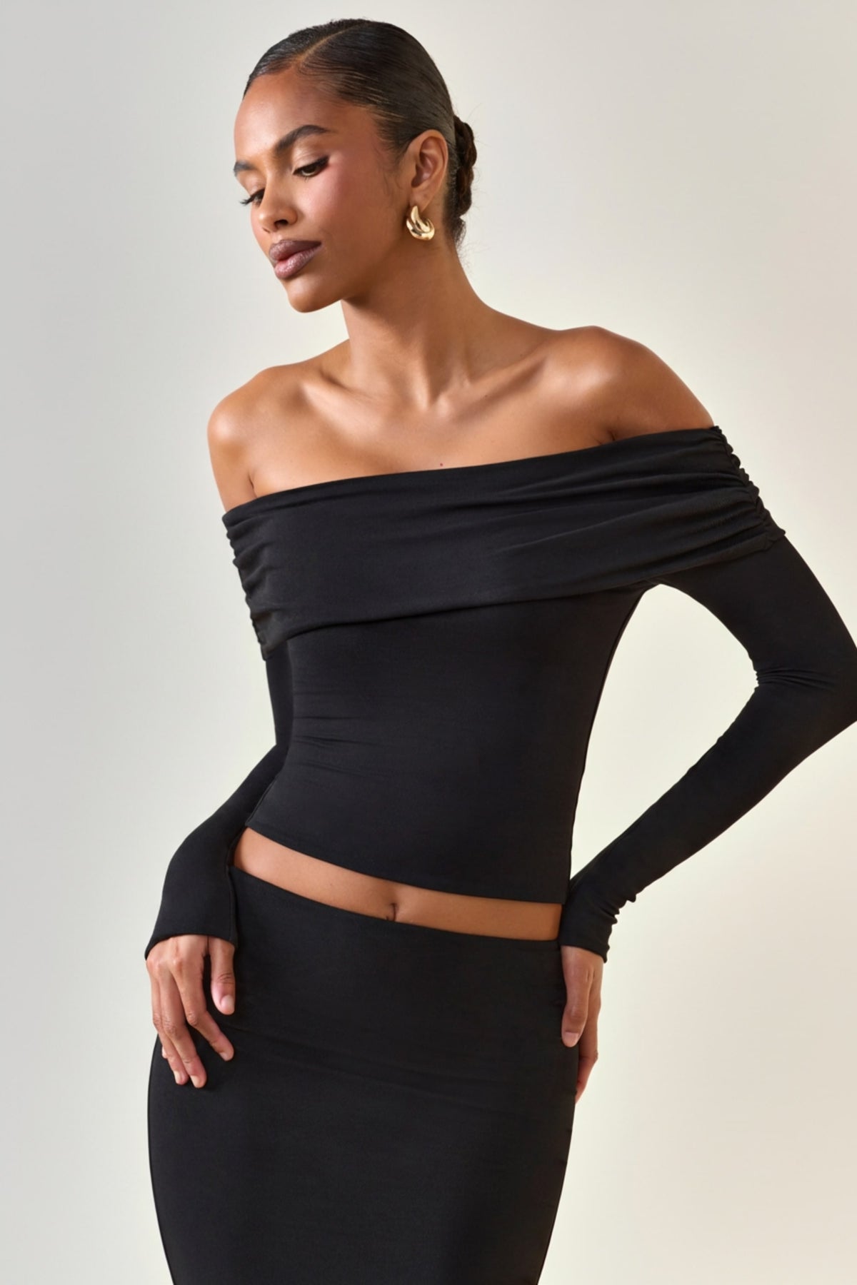 ⁣⁢Modal-Top mit Carmen-Ausschnitt und langen Ärmeln in Schwarz⁤⁣