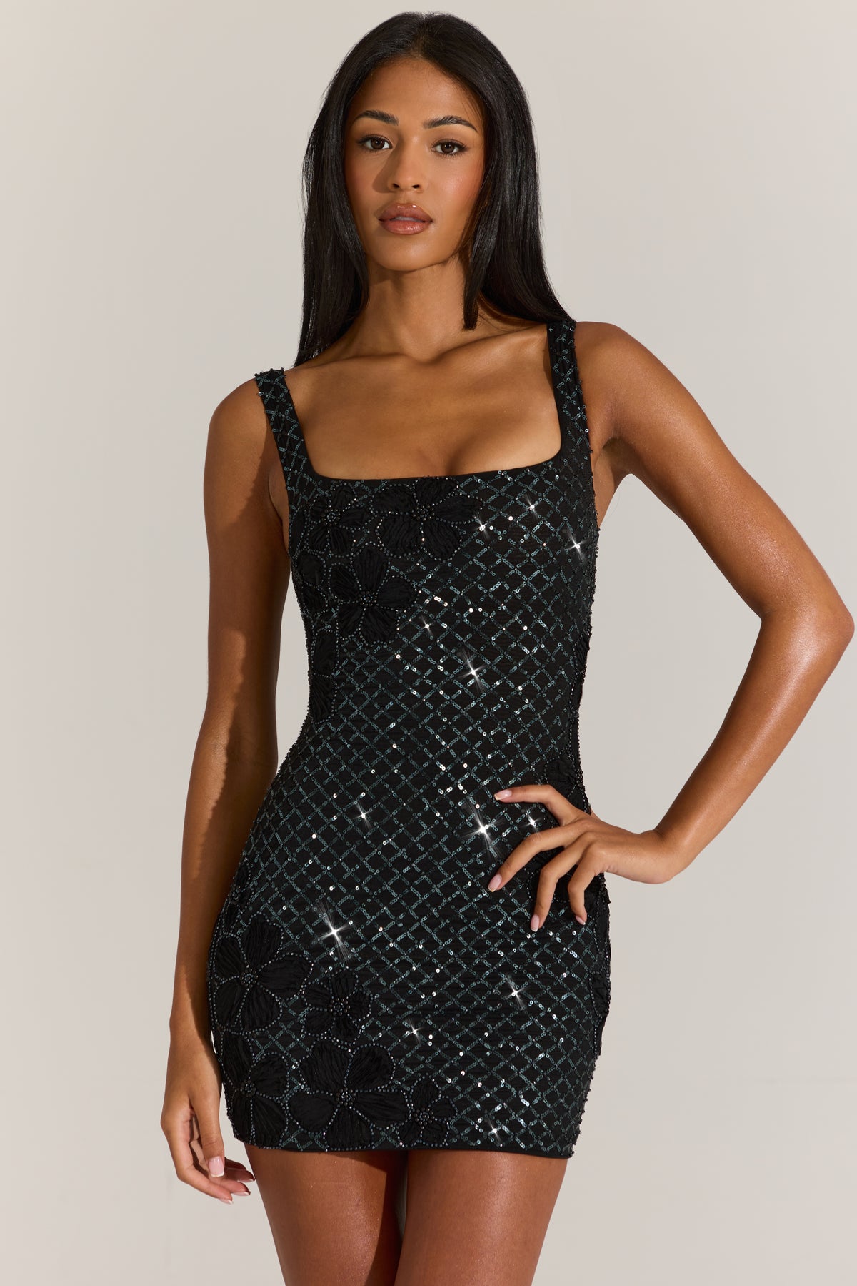 ⁣⁢Verziertes Minikleid mit eckigem Ausschnitt in Schwarz⁤⁣