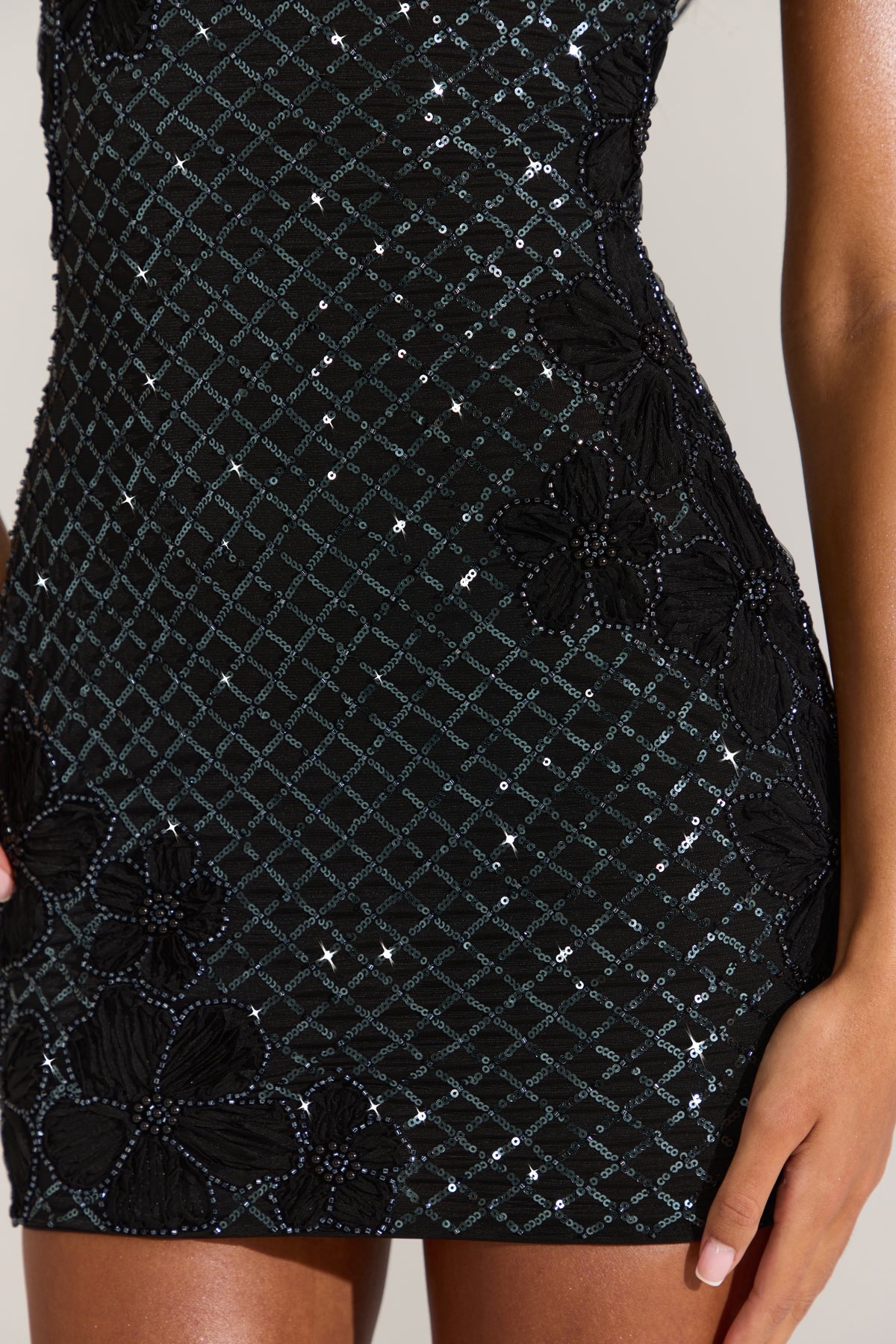 ⁣⁢Verziertes Minikleid mit eckigem Ausschnitt in Schwarz⁤⁣