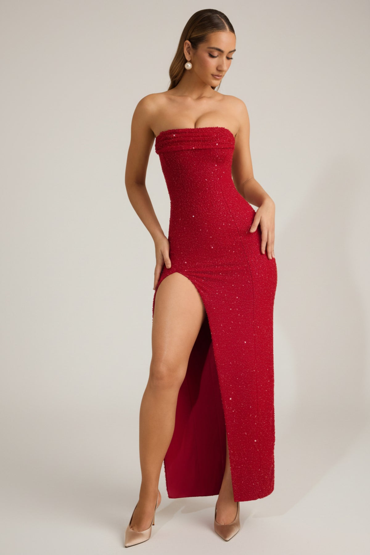 ⁣⁢Verziertes trägerloses Maxikleid mit Wasserfallausschnitt in Rouge⁤⁣