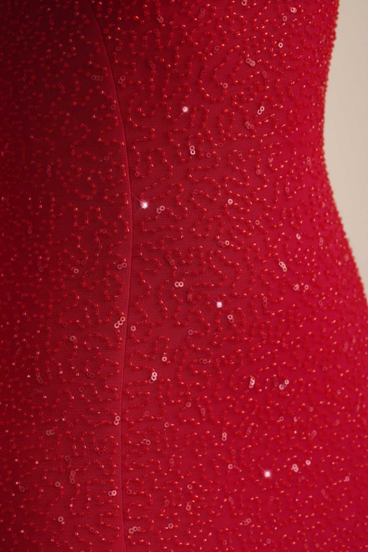 ⁣⁢Verziertes trägerloses Maxikleid mit Wasserfallausschnitt in Rouge⁤⁣