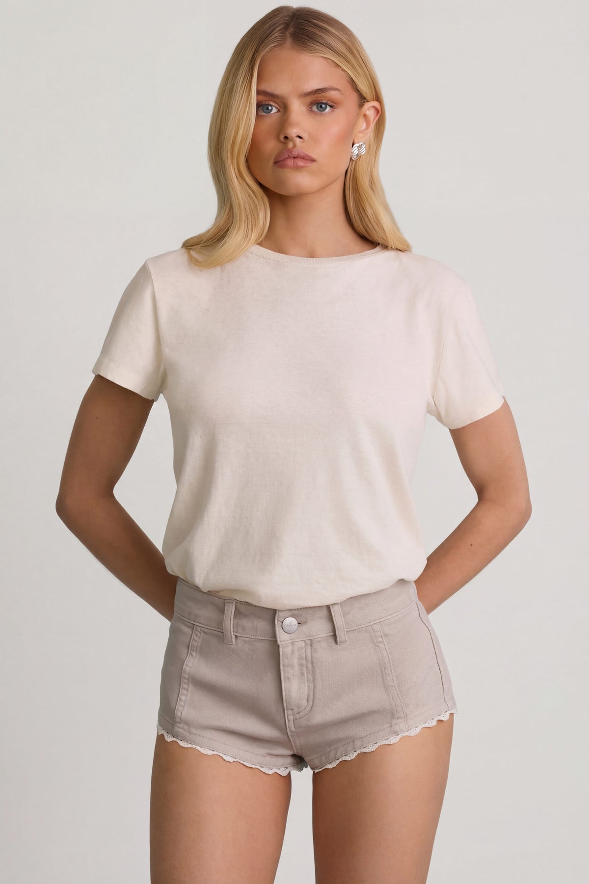 ⁣⁢Low-Rise Hotpants in Ecru⁤⁣