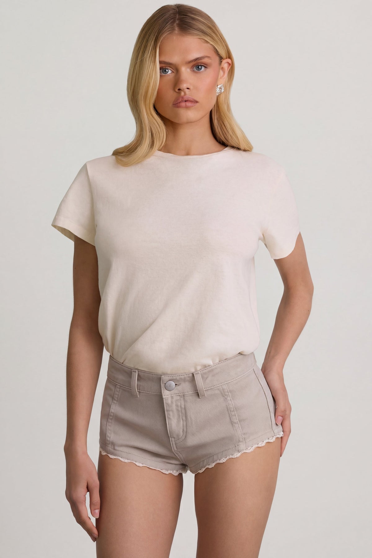 ⁣⁢Low-Rise Hotpants in Ecru⁤⁣