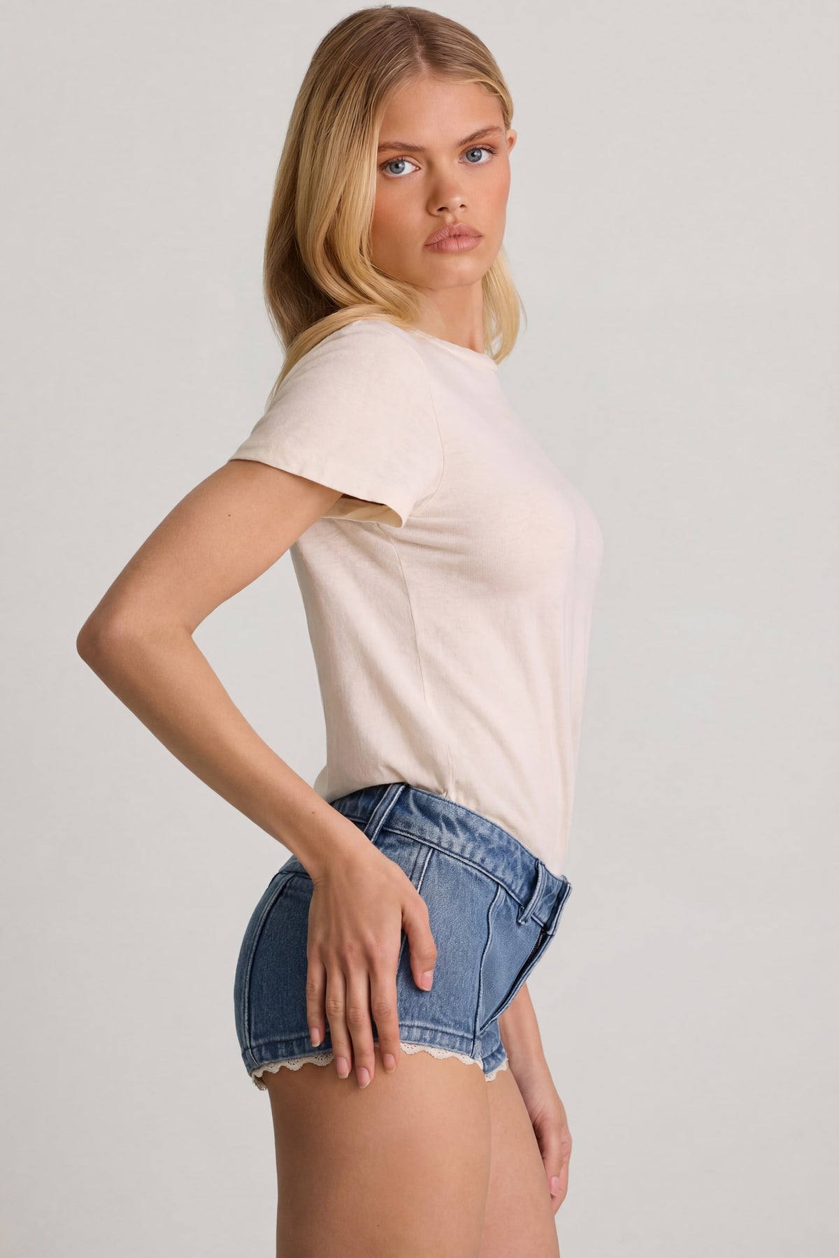 ⁣⁢Hotpants mit niedrigem Bund in Mittelblau⁤⁣