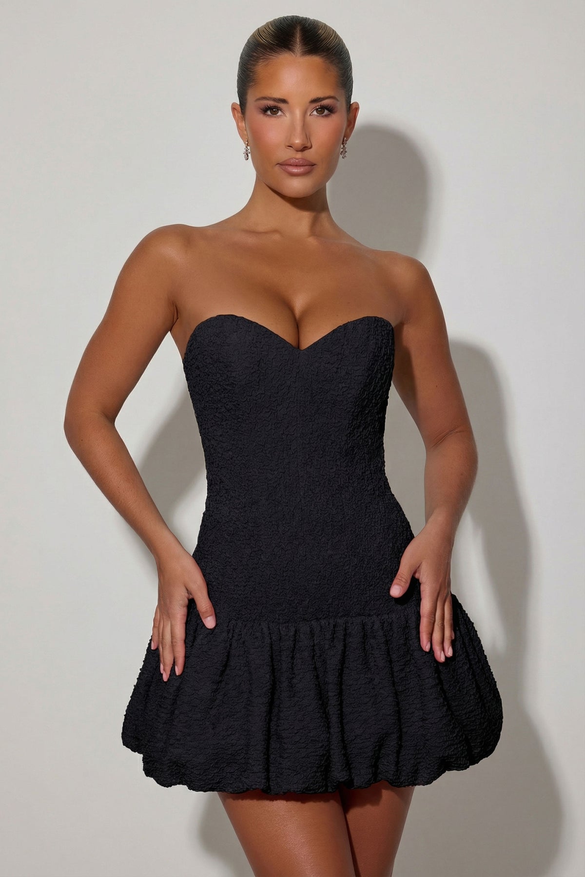 ⁣⁢Korsett-Minikleid mit Ballonsaum und Cut-out in Schwarz⁤⁣