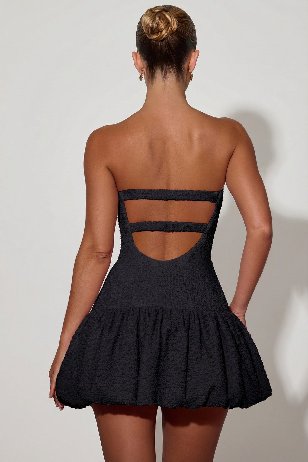 ⁣⁢Korsett-Minikleid mit Ballonsaum und Cut-out in Schwarz⁤⁣