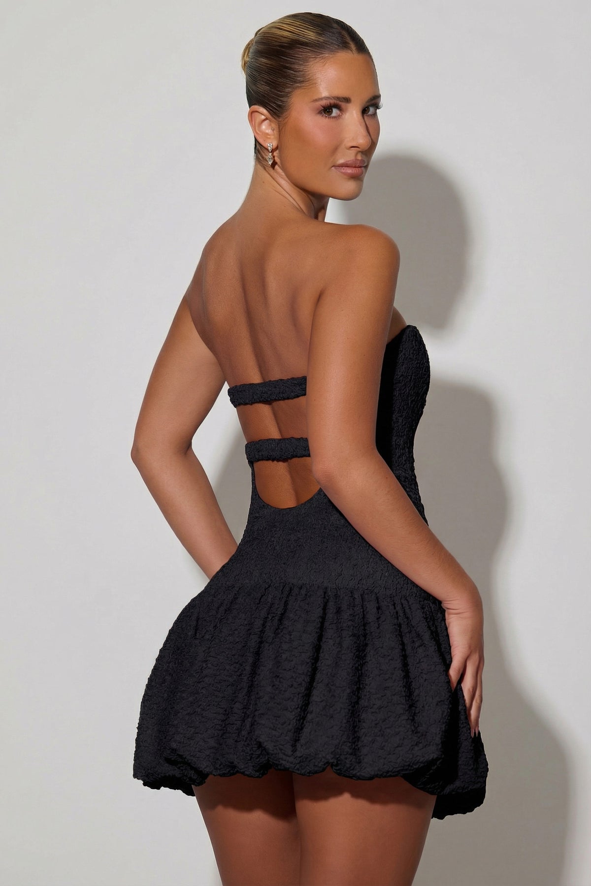⁣⁢Korsett-Minikleid mit Ballonsaum und Cut-out in Schwarz⁤⁣