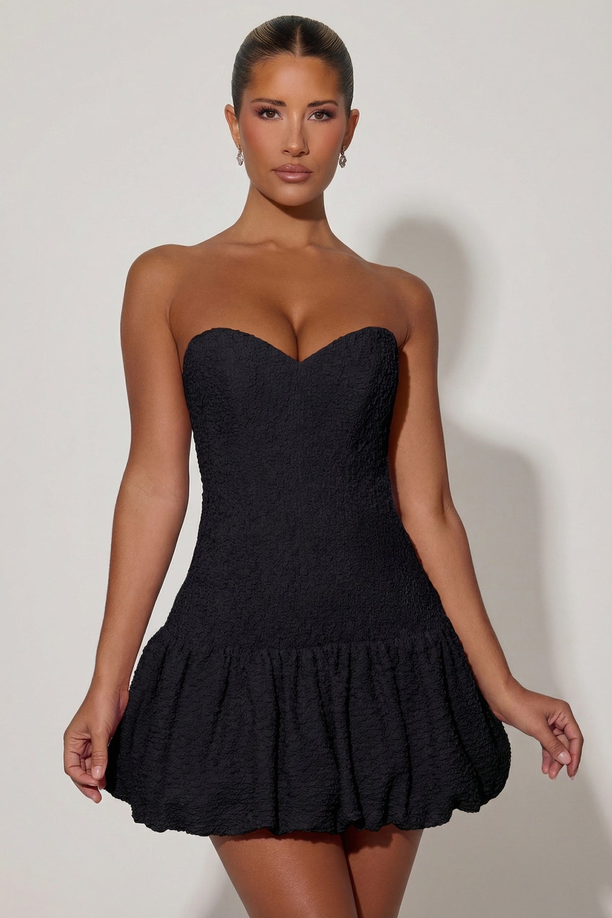 ⁣⁢Korsett-Minikleid mit Ballonsaum und Cut-out in Schwarz⁤⁣