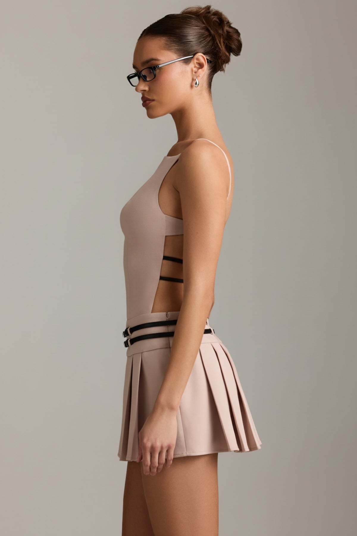 ⁣⁢Rückenfreies plissiertes Minikleid mit Gürtel in Champignon⁤⁣