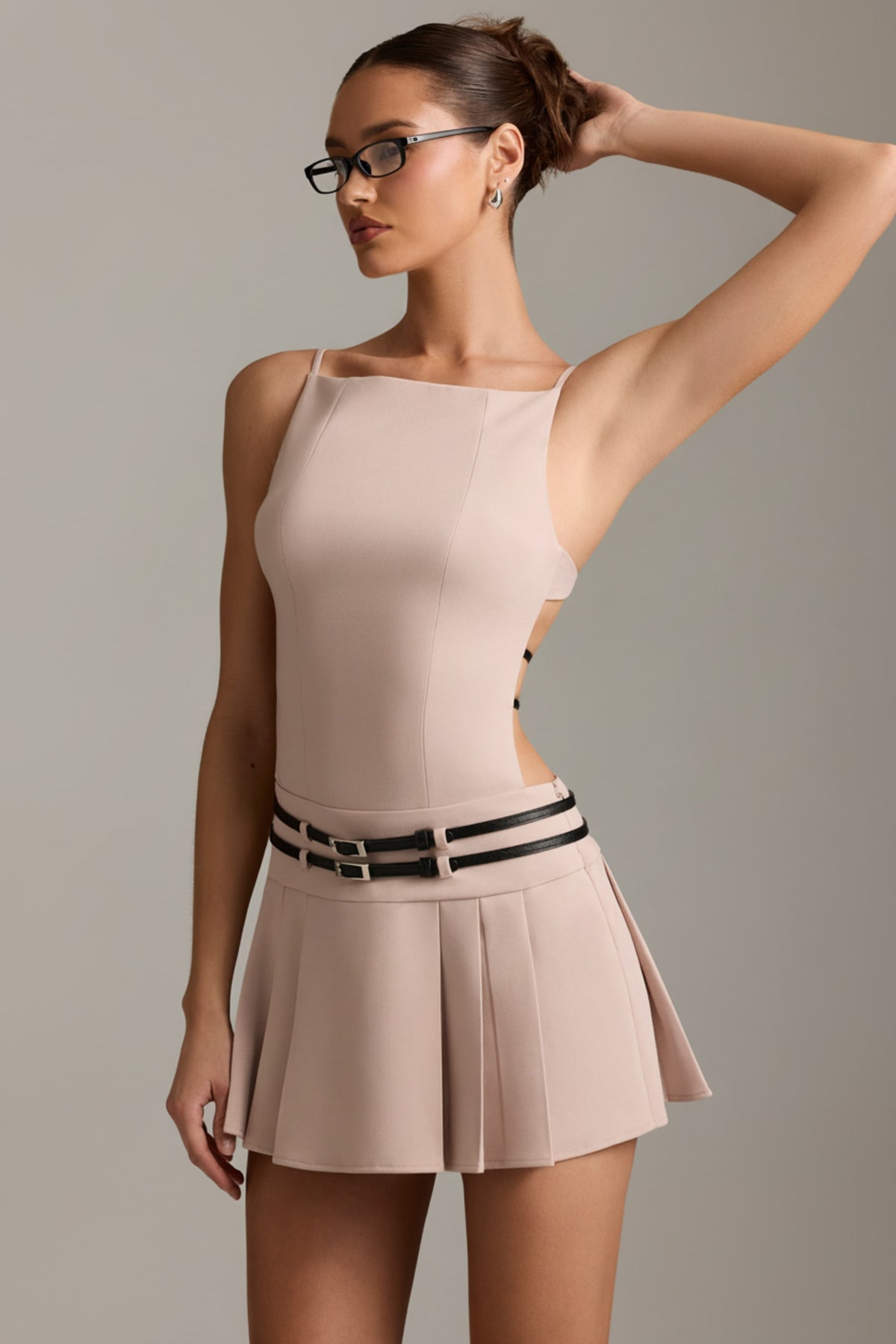 ⁣⁢Rückenfreies plissiertes Minikleid mit Gürtel in Champignon⁤⁣