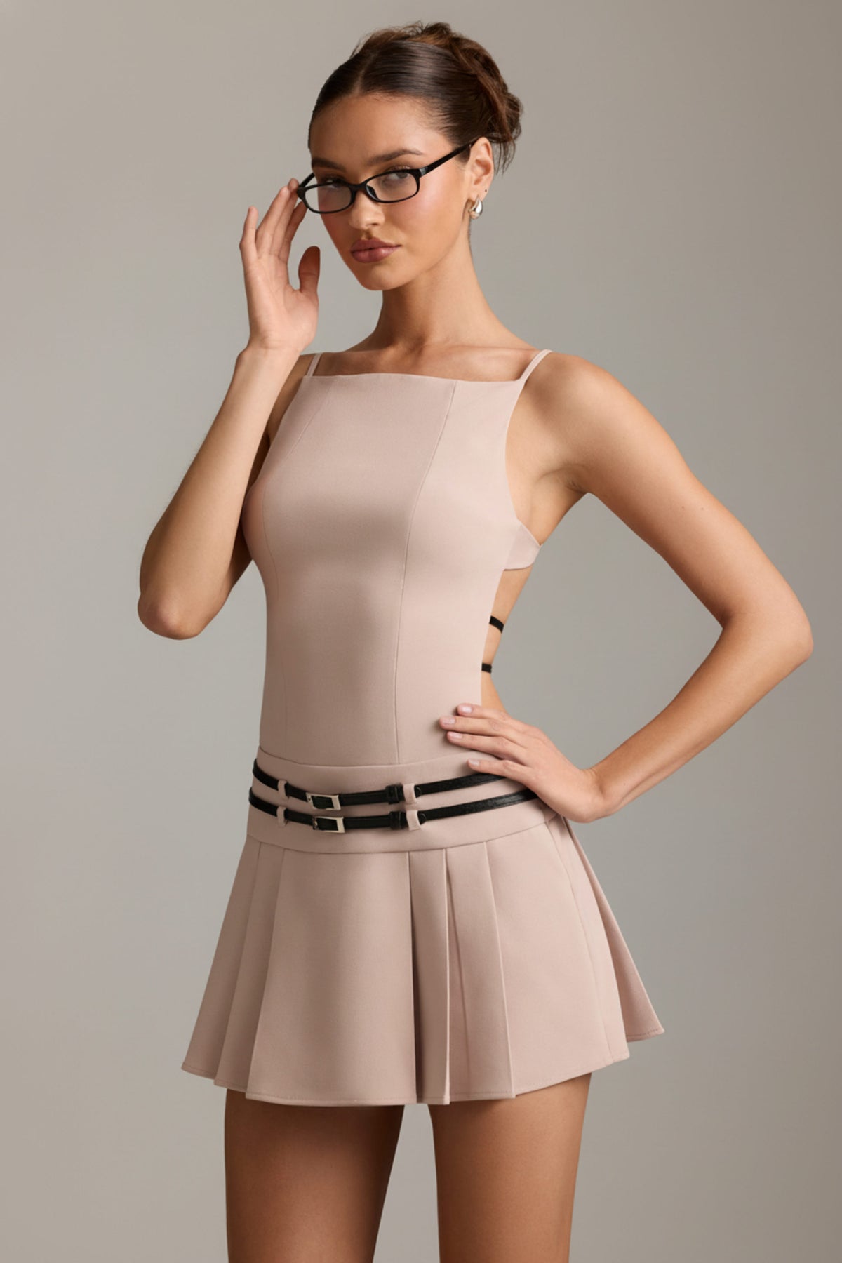 ⁣⁢Rückenfreies plissiertes Minikleid mit Gürtel in Champignon⁤⁣