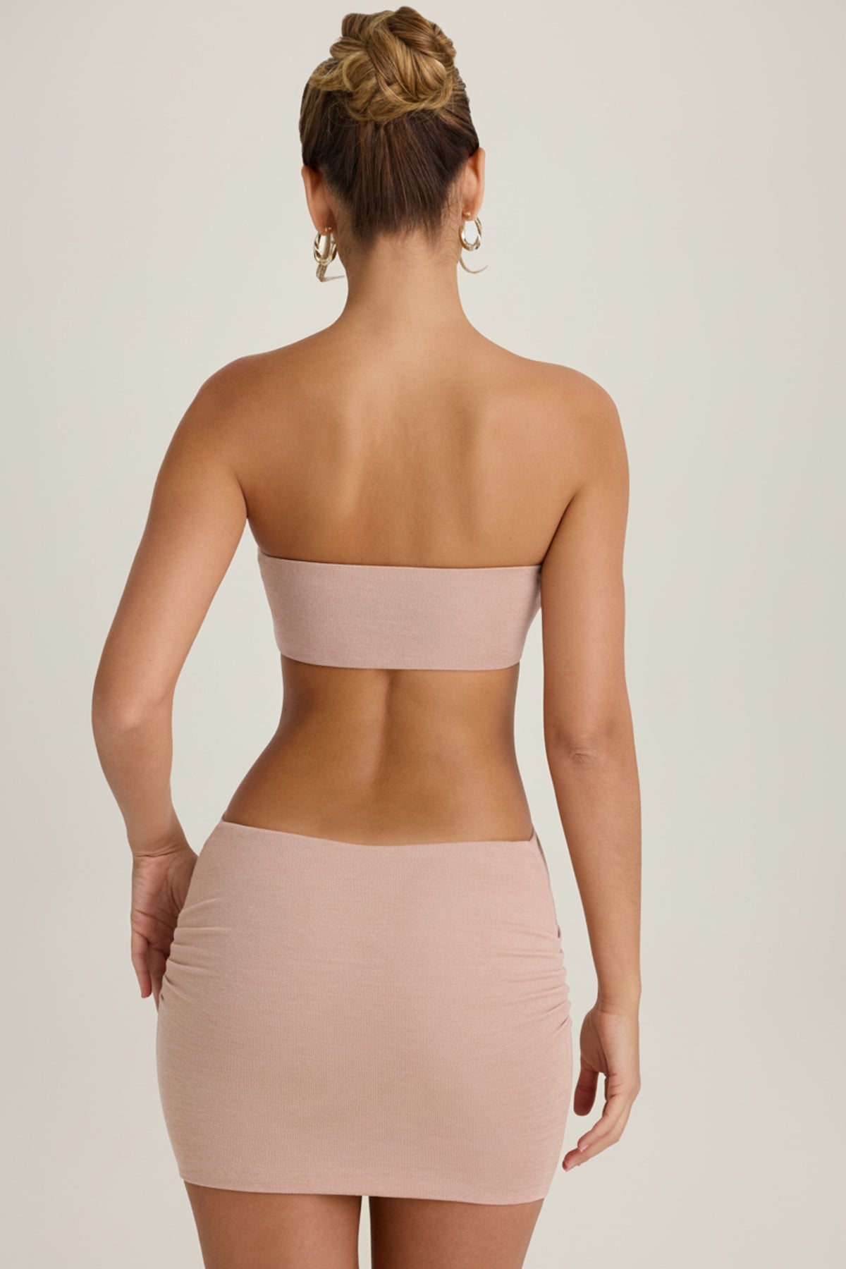 ⁣⁢Bandeau Cut-Out Minikleid in Warm Peach⁤⁣