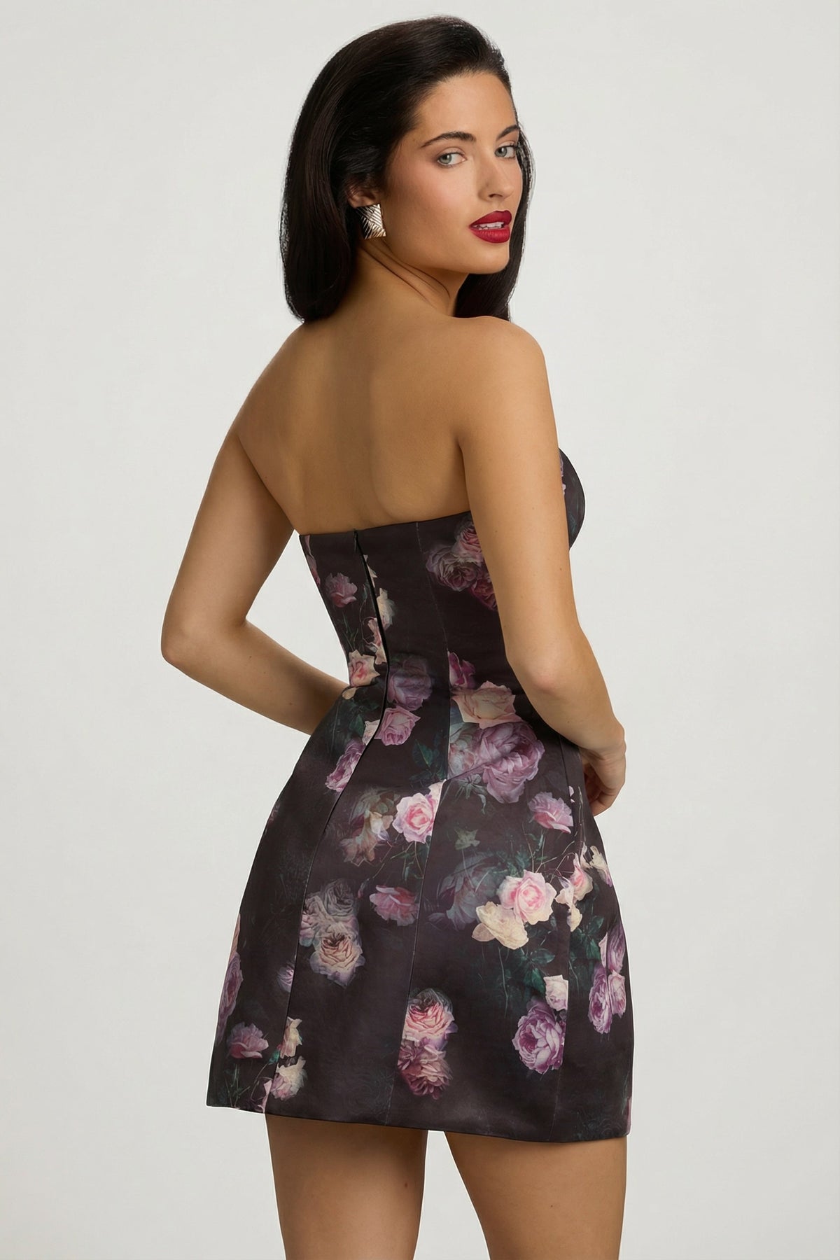 ⁣⁢Trägerloses strukturiertes Tulpen-Minikleid in schwarzem Blumenmuster⁤⁣