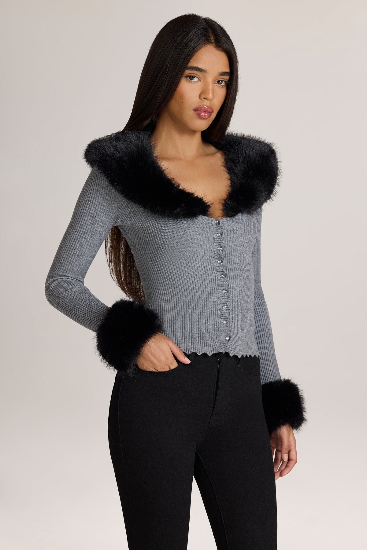 ⁣⁢Strick-Cardigan mit Kunstpelzbesatz in Anthrazit⁤⁣ - 1