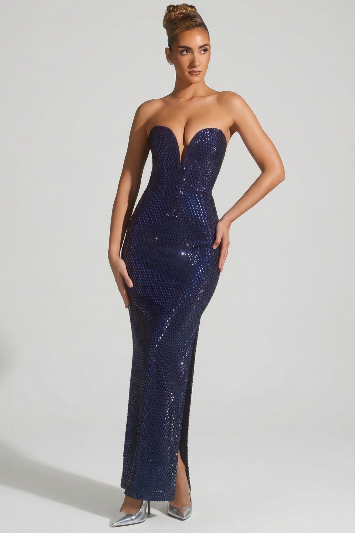 ⁣⁢Verziertes trägerloses Neckholder-Abendkleid mit tiefem Ausschnitt in Navy⁤⁣