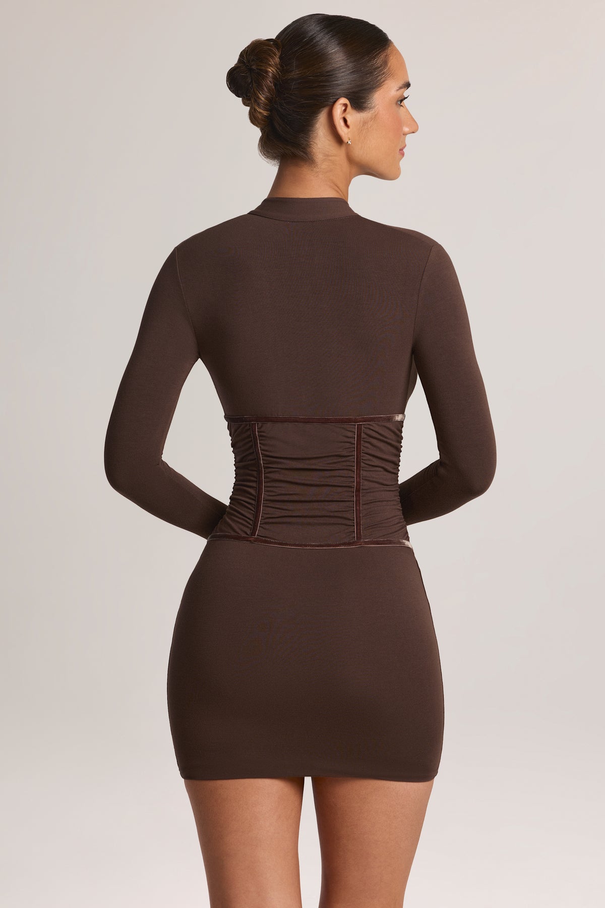 ⁣⁢Modal-Cut-Out-Minikleid mit langen Ärmeln in Schokoladenbraun⁤⁣ - 2