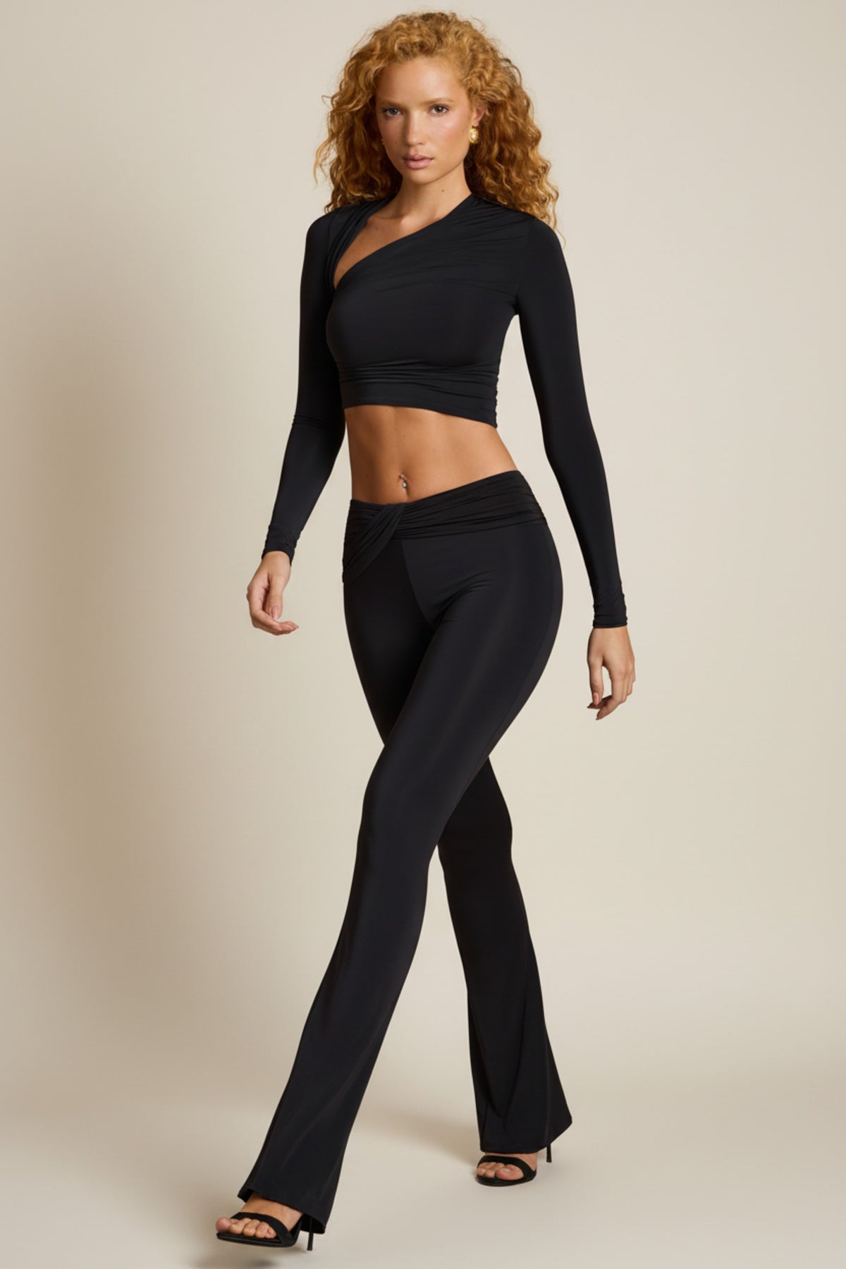 ⁣⁢Asymmetrische drapierte Mid-Waist-Schlaghose in Schwarz⁤⁣