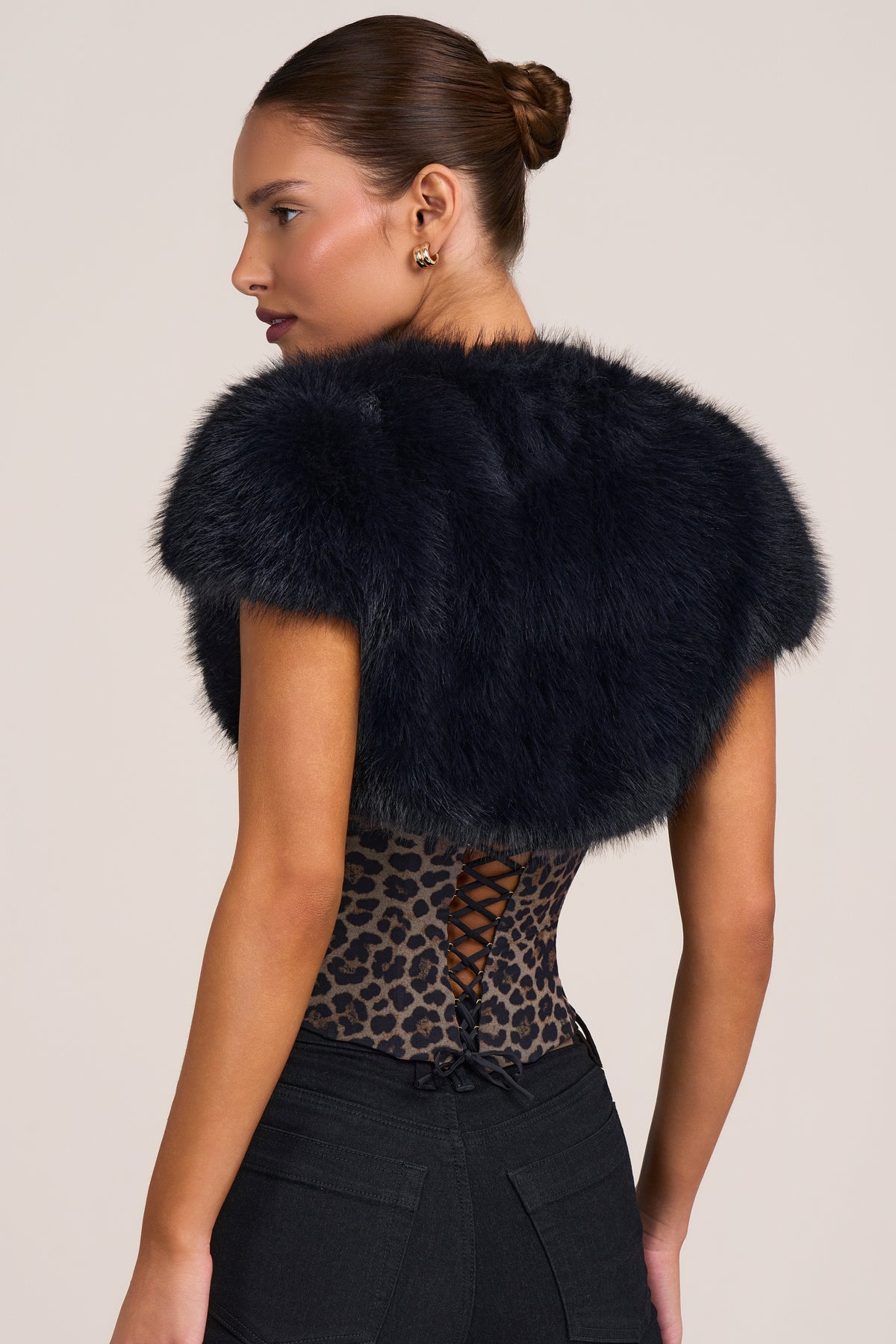 ⁣⁢Bolero aus Kunstfell in Schwarz⁤⁣ - 2
