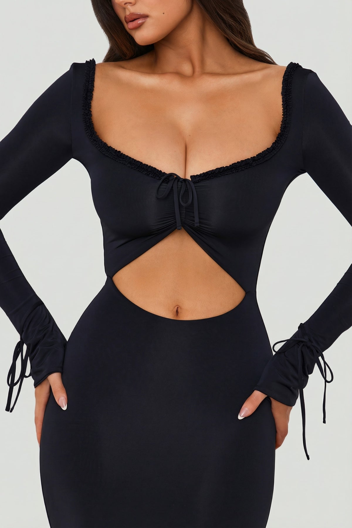 ⁣⁢Cut-out-Maxikleid mit Rüschenbesatz in Schwarz⁤⁣