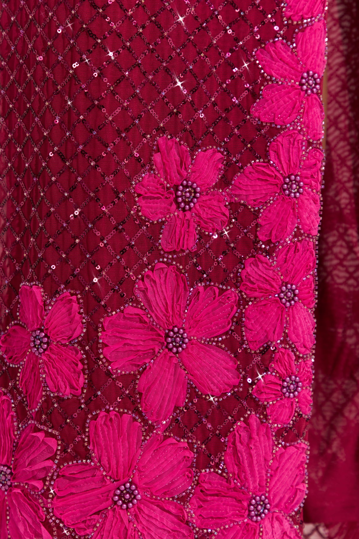 ⁣⁢Verziertes Maxikleid mit eckigem Ausschnitt in Cranberry⁤⁣