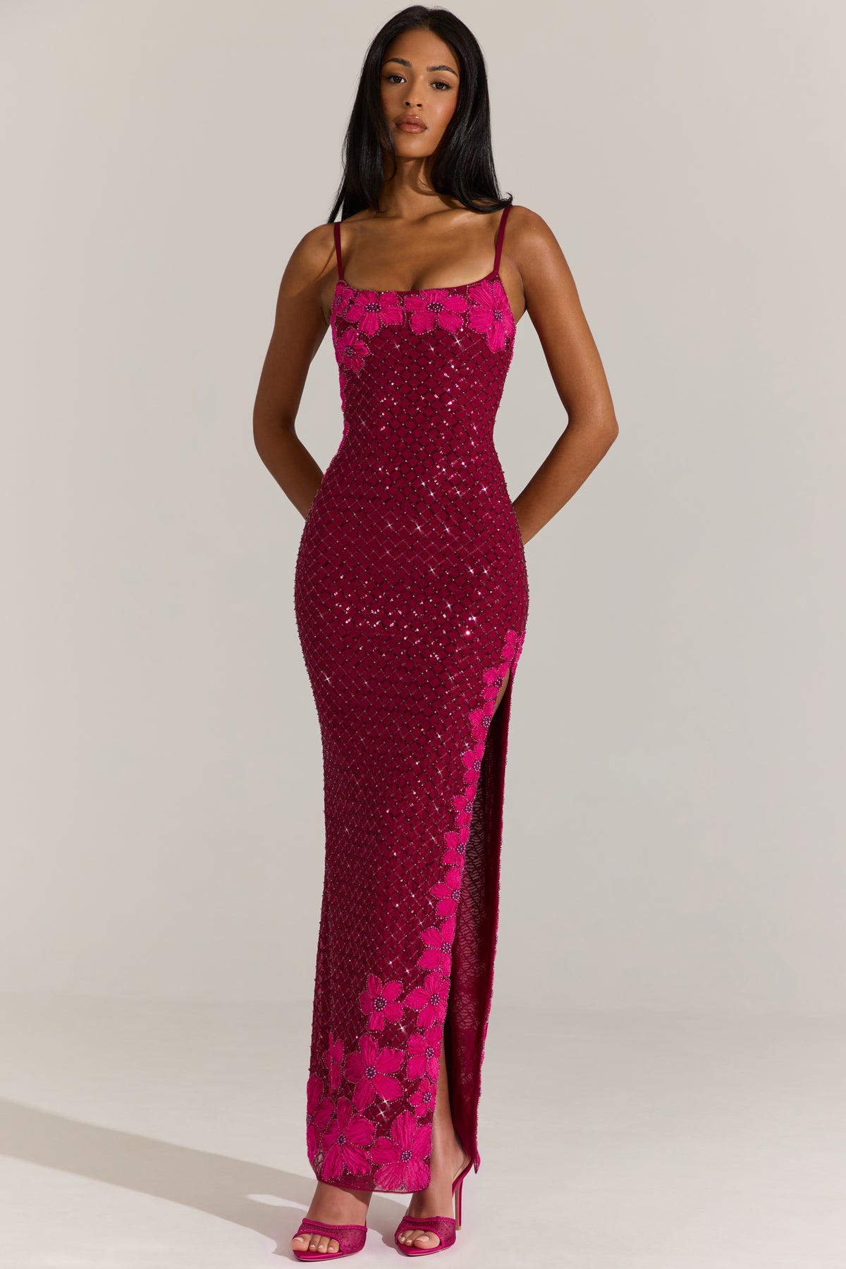 ⁣⁢Verziertes Maxikleid mit eckigem Ausschnitt in Cranberry⁤⁣