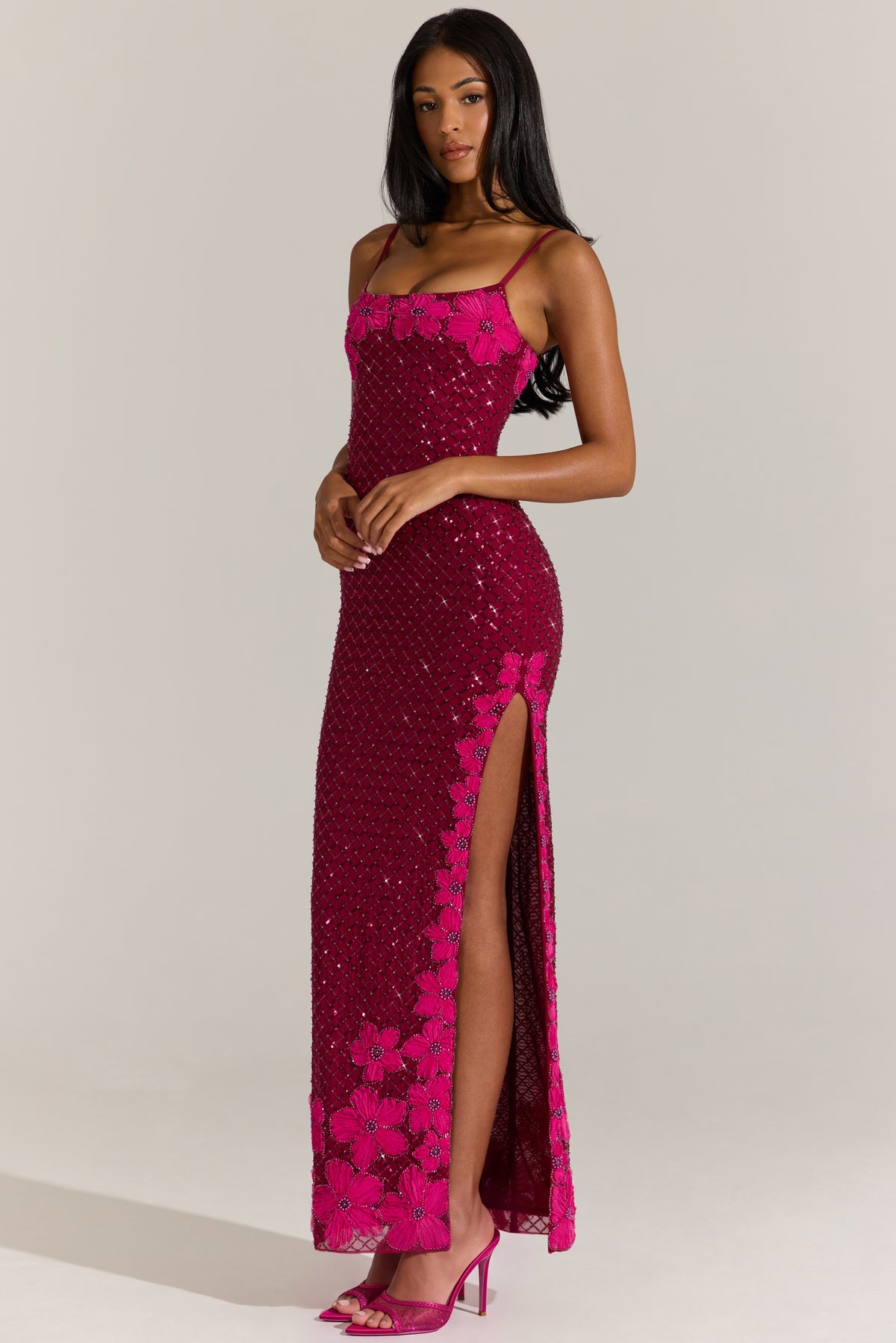 ⁣⁢Verziertes Maxikleid mit eckigem Ausschnitt in Cranberry⁤⁣