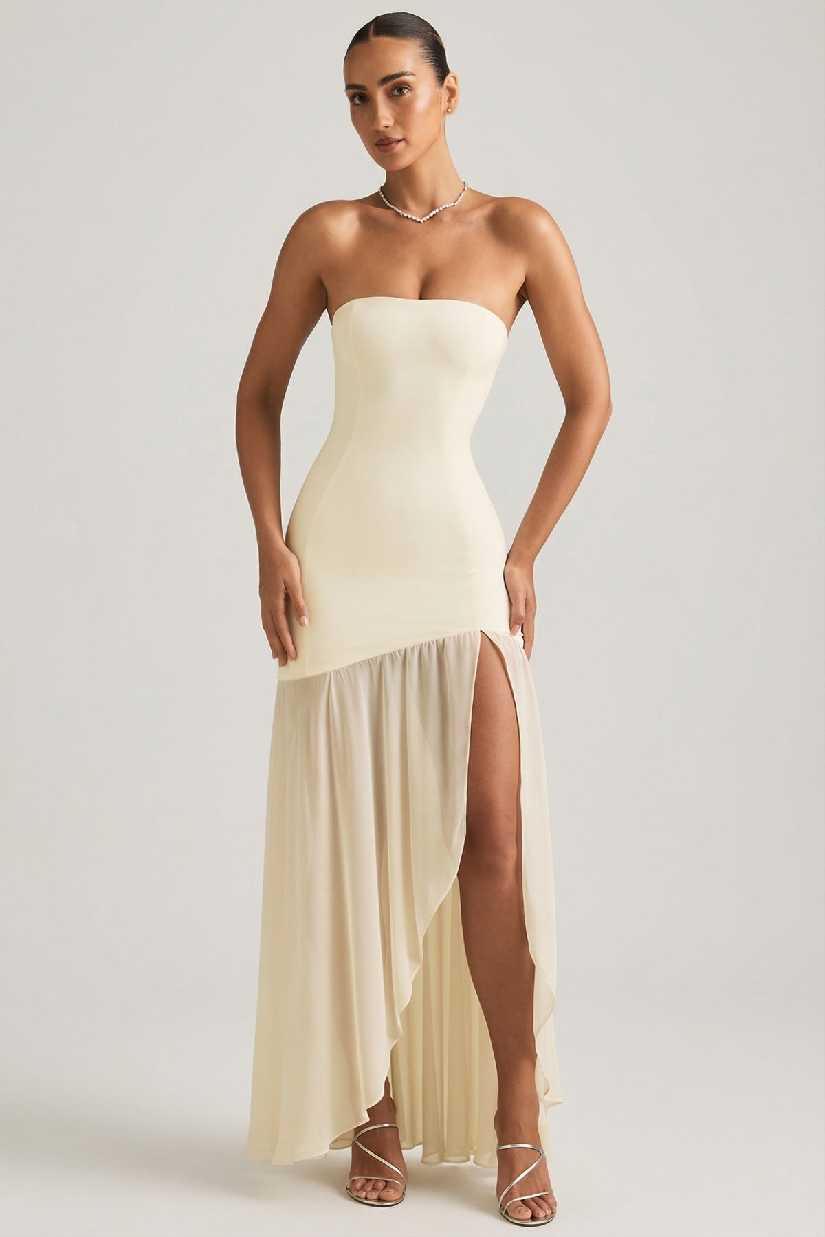 ⁣⁢Asymmetrisches trägerloses Fishtail-Maxikleid in Elfenbein⁤⁣