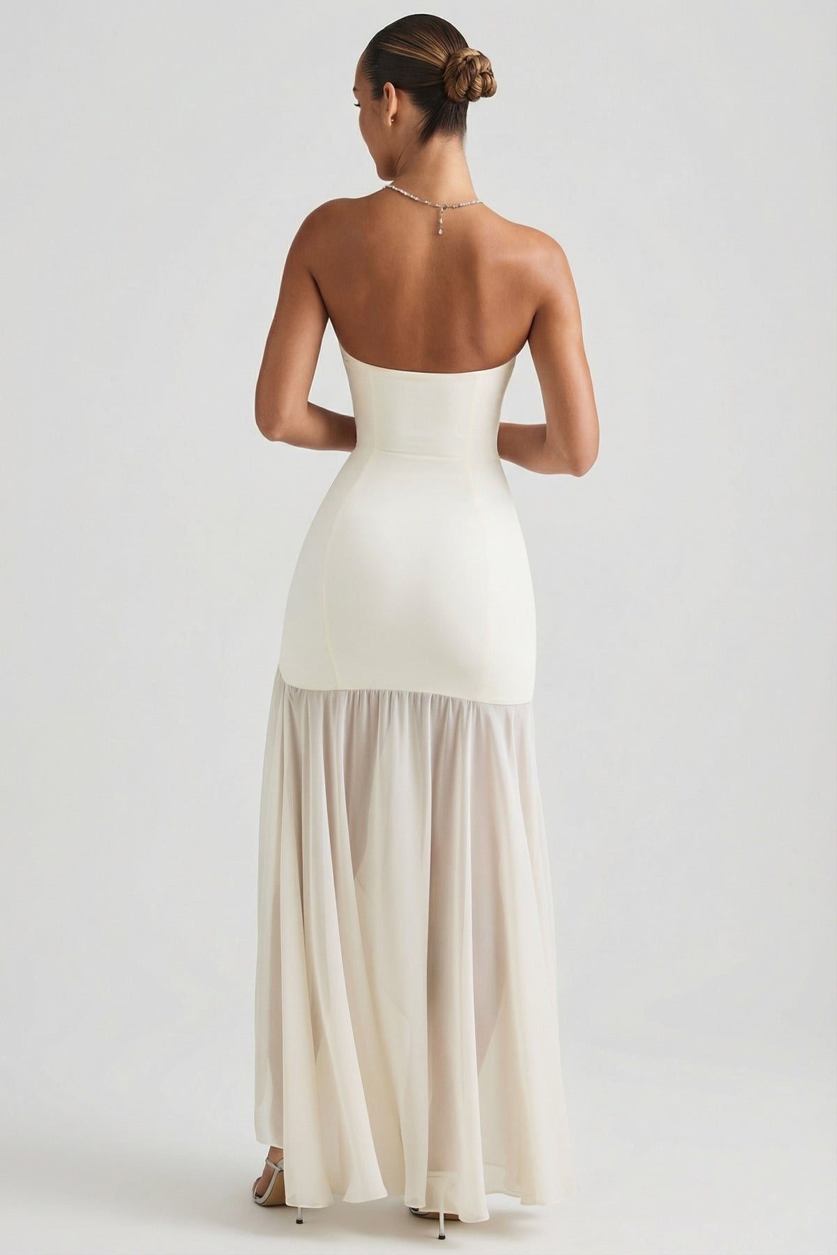 ⁣⁢Asymmetrisches trägerloses Fishtail-Maxikleid in Elfenbein⁤⁣