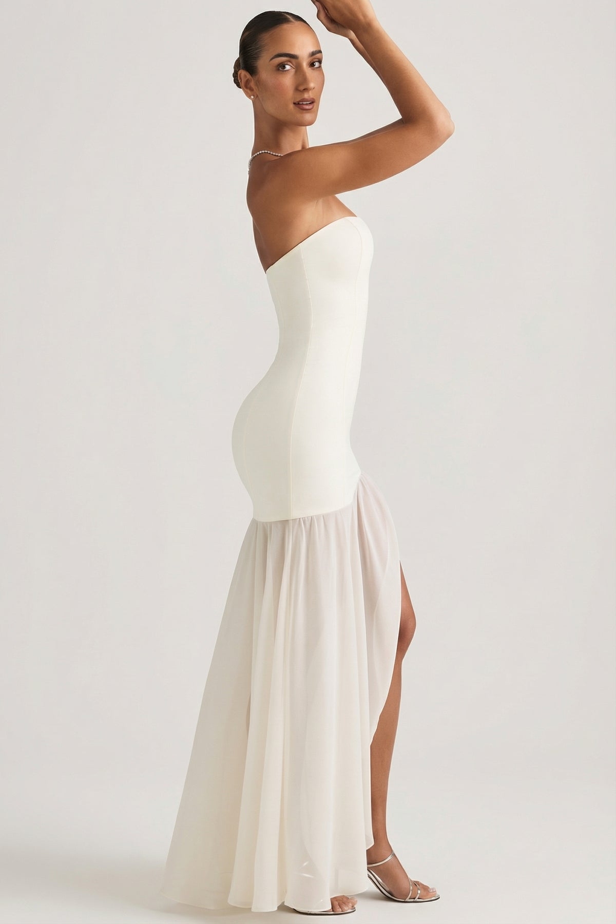 ⁣⁢Asymmetrisches trägerloses Fishtail-Maxikleid in Elfenbein⁤⁣