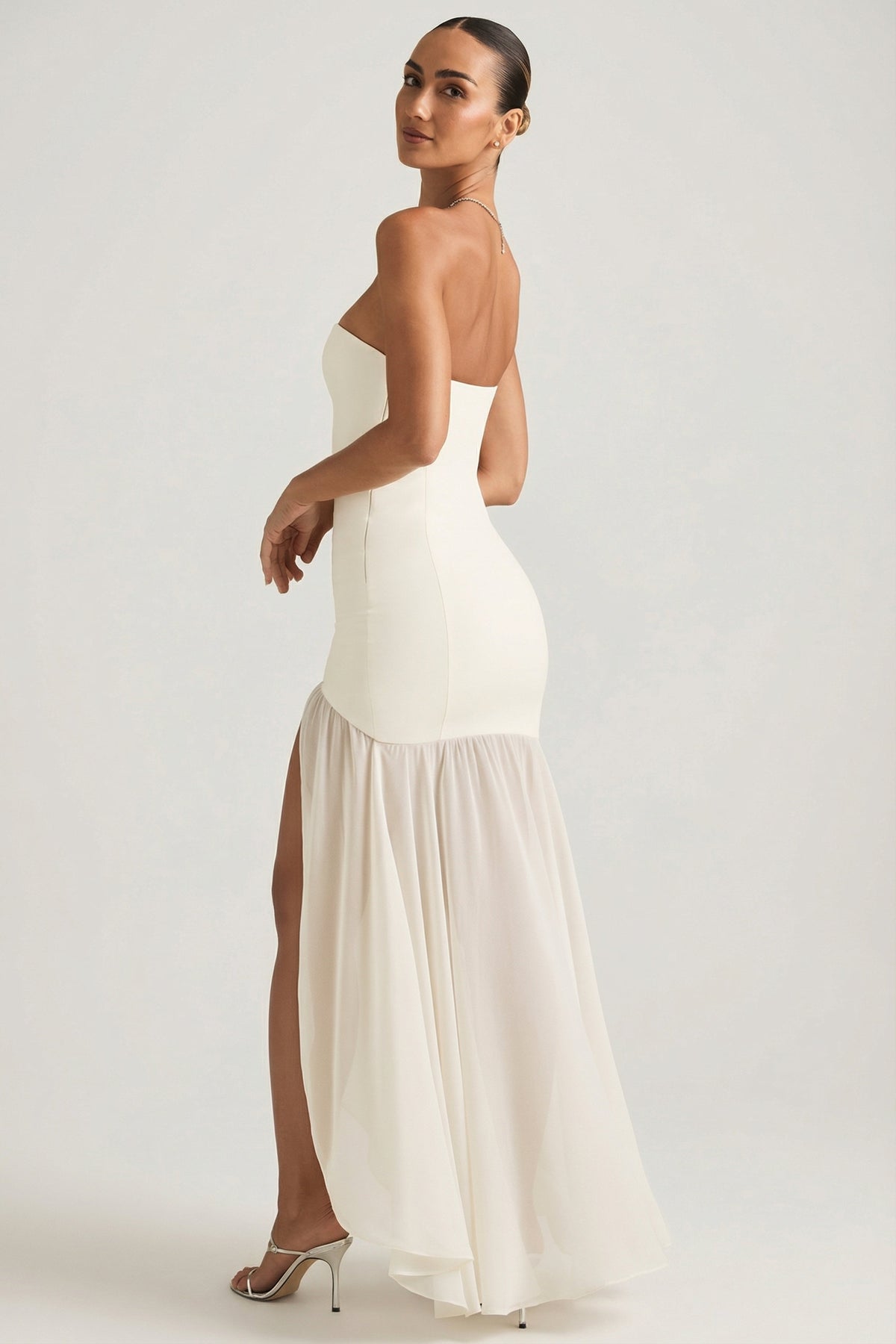 ⁣⁢Asymmetrisches trägerloses Fishtail-Maxikleid in Elfenbein⁤⁣